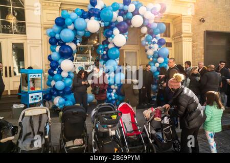 Besucher des Warby Parker Brillenglasgeschäfts in Soho in New York feiern am Samstag, 7. März 2020 mit einer Branding-Veranstaltung das 10-jährige Jubiläum des optischen Geschäfts. Der Brillenkaufmann tritt in die Fußstapfen anderer E-Commerce-Unternehmen, um zu finden, dass sie eine physische Präsenz benötigen, um Kunden zu bedienen und anzuziehen. (© Richard B. Levine) Stockfoto