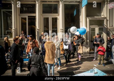 Besucher des Warby Parker Brillenglasgeschäfts in Soho in New York feiern am Samstag, 7. März 2020 mit einer Branding-Veranstaltung das 10-jährige Jubiläum des optischen Geschäfts. Der Brillenkaufmann tritt in die Fußstapfen anderer E-Commerce-Unternehmen, um zu finden, dass sie eine physische Präsenz benötigen, um Kunden zu bedienen und anzuziehen. (© Richard B. Levine) Stockfoto