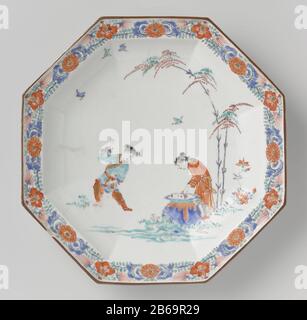 Achteckige Platte mit einer Darstellung von Shiba Onko und Blumenästen Achthoekig Bord van porselein, beschilderd op het glazuur in blauw, Rood, Groen, zwart en goud. OP het plat een voorstelling van Shiba Onko (Sima Guang) naast de waterpot Stockfoto