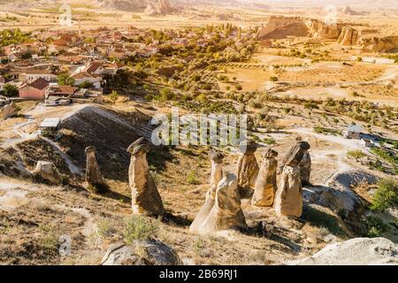 Basalt- und Tuffpilze in der Nähe der Stadt Cavusin in Kappadokien, Türkei Stockfoto