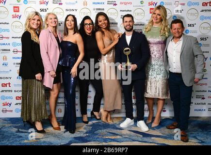 Die Besetzung von Strictly Come Dancing mit dem von Hargenant Gesponserten Award for Reality Program. Emma Thynn, Katya Jones, Michelle Visage, Mike Bushell, Kelvin Fletcher und Anneka Rice nehmen an den TRIC Awards 2020 Teil, die im Grosvenor Hotel, London abgehalten werden. Stockfoto