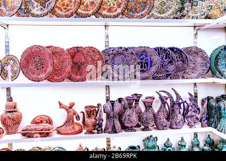 Traditionelle türkische Souvenirs aus Keramik im großen Basar in istanbul Stockfoto