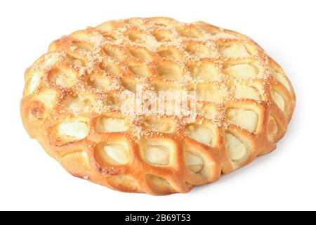 Käsekuchen mit auf Weiß isoliertem Hüttenkäse Stockfoto