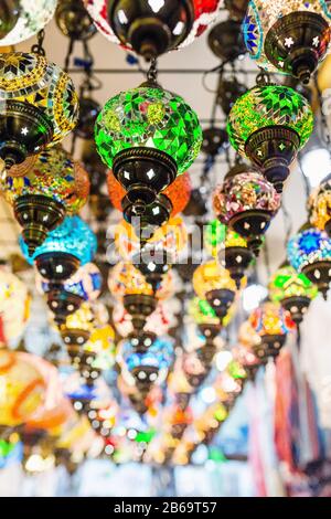 Türkische dekorative Lampen für den Verkauf auf dem großen Basar in Istanbul, Türkei Stockfoto