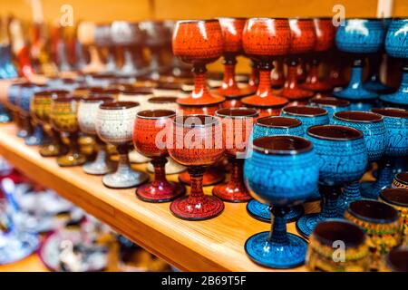 Sammlung Traditioneller türkischer KeramikSouvenirs auf dem Markt in Istanbul, Türkei. Stockfoto