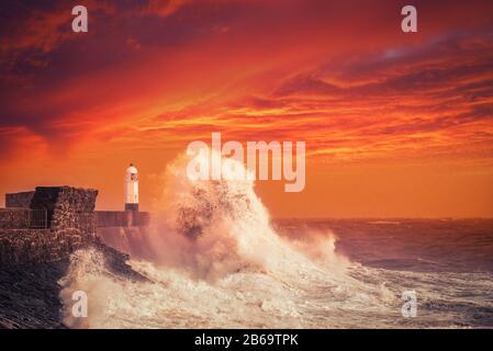 Porthcawl Lightrouse and Waves at Sunset in South Wales, Großbritannien Stockfoto