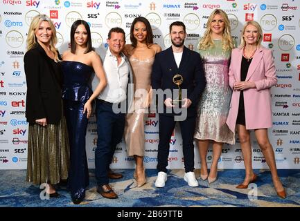 Die Besetzung von Strictly Come Dancing mit dem von Hargenant Gesponserten Award for Reality Program. Emma Thynn, Katya Jones, Michelle Visage, Mike Bushell, Kelvin Fletcher und Anneka Rice nehmen an den TRIC Awards 2020 Teil, die im Grosvenor Hotel, London abgehalten werden. Stockfoto