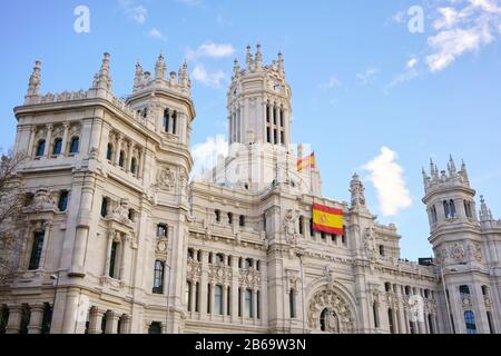 Madrid, SPANIEN - 03. MÄRZ 2020: Stadtrat von Madrid in Spanien. Der Cybele-Palast im historischen Zentrum der Hauptstadt. Stockfoto