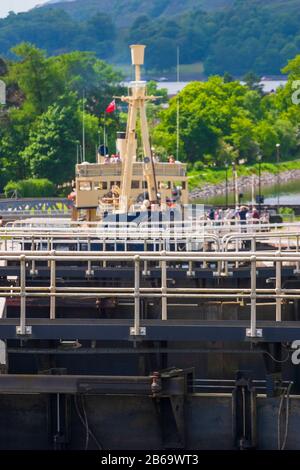 Schiff an Neptuns Treppenschleuse am Kaledonischen Kanal in Schottland Stockfoto