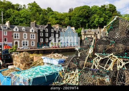 Hummerfalle an einem Pier im Hafen von Tobermory in Schottland Stockfoto