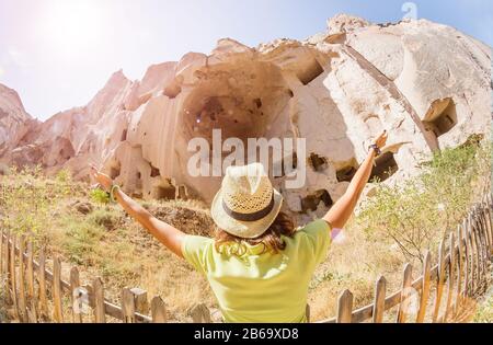 Touristenreisende in der Höhlenstadt Zelve in Kappadokien Stockfoto