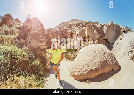 Touristenreisende in der Höhlenstadt Zelve in Kappadokien Stockfoto