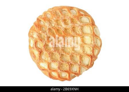 Käsekuchen mit auf Weiß isoliertem Hüttenkäse Stockfoto