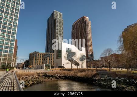 Entwicklung in der Nachbarschaft Von Long Island City in Western Queens in New York am Samstag, 7. März 2020. Im Zentrum steht die von Steven Holl-Architekten entworfene Hunters Point Branch der Queensborough Public Library. (© Richard B. Levine) Stockfoto