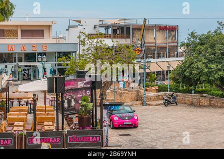 Ayia Napa, Zypern - 02.02.2018: Eine bunte Szene auf der Straße der Resortstadt. Blick auf das Hard Rock Cafe. Stockfoto