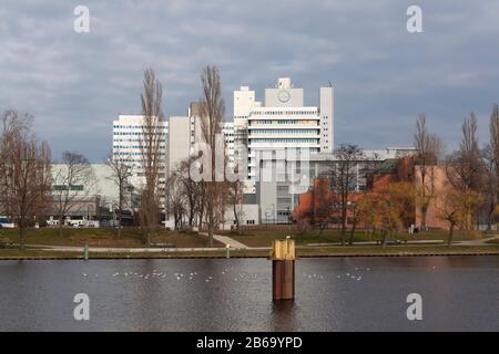 Die Bayer AG, Deutsche multinationale Pharma- und Life-Science-Unternehmen und einer der grössten Pharmaunternehmen der Welt, Berlin, Deutschland Stockfoto