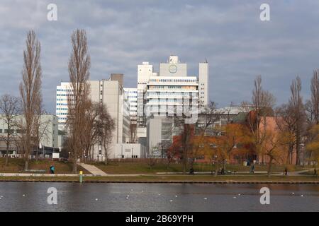 Die Bayer AG, Deutsche multinationale Pharma- und Life-Science-Unternehmen und einer der grössten Pharmaunternehmen der Welt, Berlin, Deutschland Stockfoto