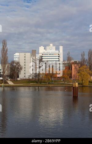 Die Bayer AG, Deutsche multinationale Pharma- und Life-Science-Unternehmen und einer der grössten Pharmaunternehmen der Welt, Berlin, Deutschland Stockfoto