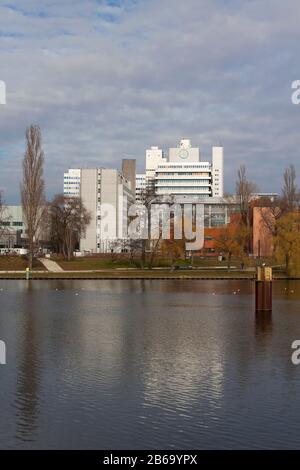 Die Bayer AG, Deutsche multinationale Pharma- und Life-Science-Unternehmen und einer der grössten Pharmaunternehmen der Welt, Berlin, Deutschland Stockfoto