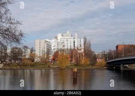 Die Bayer AG, Deutsche multinationale Pharma- und Life-Science-Unternehmen und einer der grössten Pharmaunternehmen der Welt, Berlin, Deutschland Stockfoto