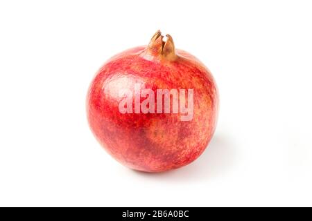 Reifer saftiger Granatapfel isoliert auf Weiß Stockfoto