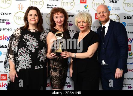 Ruth Jones, Melanie Walters, Alison Steadman und Jake Wood (von links nach rechts) aus Gavin und Stacey, mit dem von Kantar Gesponserten Entertainment Program Award bei den TRIC Awards 2020 im Grosvenor Hotel, London. Stockfoto