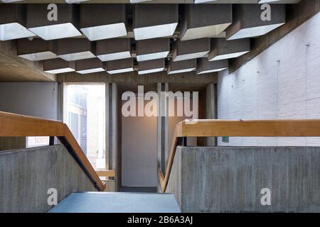 Landung mit Treppenaufgang und leichten Rooflügen. Leatherhead Theatre, Leatherhead, Großbritannien. Architekt: Roderick Ham, 1969. Stockfoto