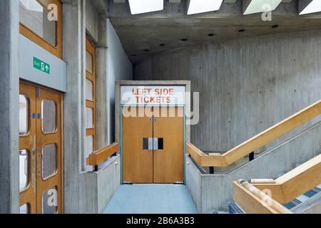 Eingang und Treppenaufgang im Vorführraum. Leatherhead Theatre, Leatherhead, Großbritannien. Architekt: Roderick Ham, 1969. Stockfoto