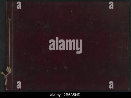 Album mit Bildern von Amsterdam Area Photo Album in brauner Umhüllung aus Kunstleder mit Schlangenmuster. Der Bandrücken ist mit einem Seil mit zwei Holzperlen geschnürt. Das Album enthält 24 Albumseiten, die durch grüne Glasine voneinander getrennt sind. Das sind Schüsse von Straßen, Häusern, Häfen, Parks, Kanälen, Wasserwerken in Amsterdam angrenzende Dörfer wie Durgerdam, Nieuwendam, Diemen, Locks und New Amstel. Mehrere Bilder scheinen wieder gedruckt zu werden, die Bilder selbst sind vor 1900 möglich. Der Komponist ist unbekannt, könnte aber eine Beziehung mit dem Anwesen Eerste Helmersstraat 110 in Am Haben Stockfoto