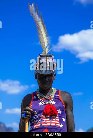 Larim Stamm man mit amerikanischem Hemd und Hut, Boya Mountains, Imatong, Südsudan Stockfoto