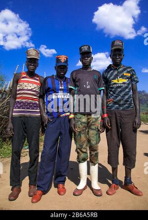 Männer des Larim-Stammes kleideten sich in modischer Weise, Boya Mountains, Imatong, Südsudan Stockfoto