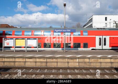 Bahn DB Regio am Bahnsteig Frankfurt Main Sud, Frankfurt, Deutschland Stockfoto