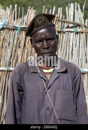 Porträt eines Stammmannes aus Larim, der einen Militärberet, Boya Mountains, Imatong, Südsudan trägt Stockfoto