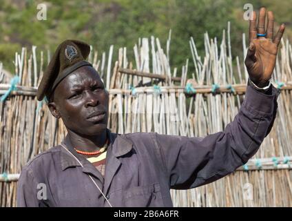 Porträt eines Stammmannes aus Larim, der einen Militärberet, Boya Mountains, Imatong, Südsudan trägt Stockfoto