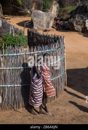 Frauen in einem traditionellen Dorf des Larimstamms, Boya Mountains, Imatong, Südsudan Stockfoto