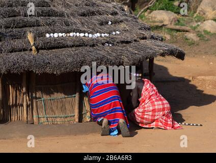 Frauen, die in einem Stammhaus in Larim, Boya Mountains, Imatong, Südsudan, einreisen Stockfoto