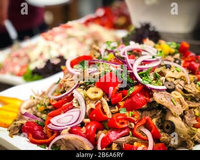 Türkischen Salat mit frischem Gemüse, Gewürzen und Salatdressing mischen Stockfoto