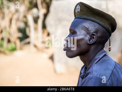 Porträt eines Stammmannes aus Larim, der einen Militärberet, Boya Mountains, Imatong, Südsudan trägt Stockfoto