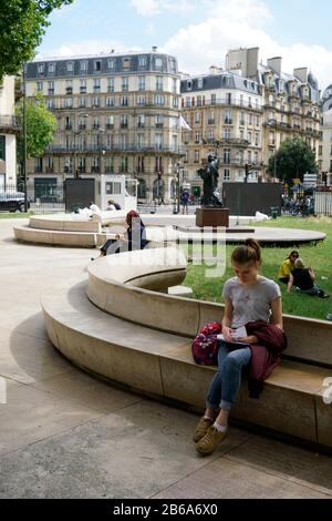 Die Besucher ruhen im Gartenhof des Musee des Arts Et Metiers.Paris.Frankreich Stockfoto