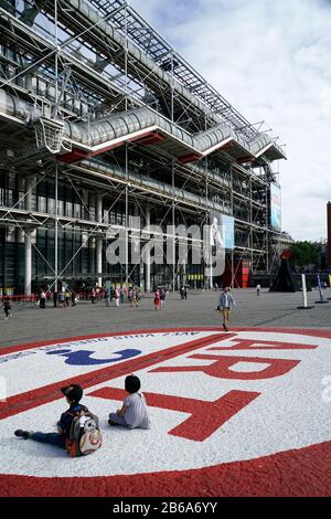 Das Centre Pompidou alias Pompidou Centre mit der schrägen plaza im Vordergrund.Paris.France Stockfoto