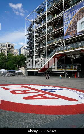 Das Centre Pompidou alias Pompidou Centre mit der schrägen plaza im Vordergrund.Paris.France Stockfoto