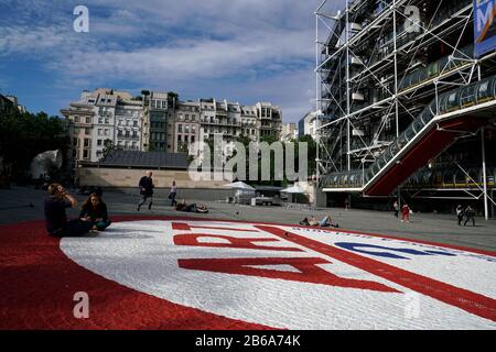 Das Centre Pompidou alias Pompidou Centre mit der schrägen plaza im Vordergrund.Paris.France Stockfoto