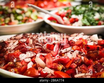 Türkischen Salat mit frischem Gemüse, Gewürzen und Salatdressing mischen Stockfoto