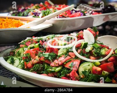 Türkischen Salat mit frischem Gemüse, Gewürzen und Salatdressing mischen Stockfoto
