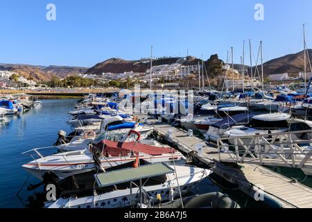 Yachts und Boote im Jachthafen, Hafen von Puerto Rico de Gran Canaria, Kanarische Inseln Stockfoto