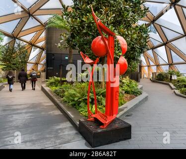 Shepherd of the Sun, rote Stahlskulptur von Michael Lyons im Rahmen des Crossrail Place Roof Garden, Canary Wharf, London Stockfoto