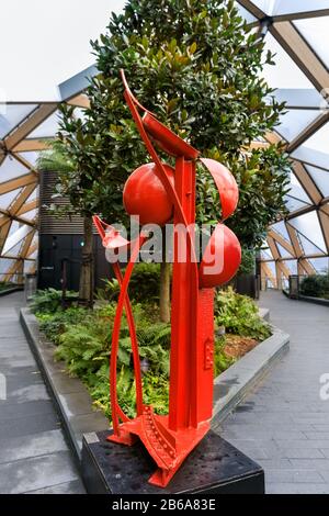 Shepherd of the Sun, rote Stahlskulptur von Michael Lyons im Rahmen des Crossrail Place Roof Garden, Canary Wharf, London Stockfoto