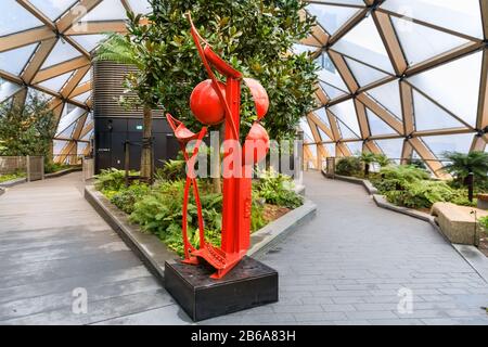 Shepherd of the Sun, rote Stahlskulptur von Michael Lyons im Rahmen des Crossrail Place Roof Garden, Canary Wharf, London Stockfoto