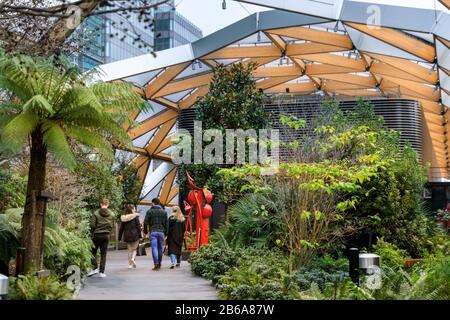 Crossrail Place Roof Garden, Menschen, die in urbanen Refugium und grüner Architektur laufen, Canary Wharf, London Stockfoto