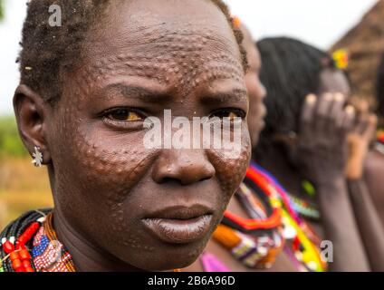 Toposa-Stammfrau mit Schikane im Gesicht, Staatschef Namorunyang, Kapoeta, Südsudan Stockfoto